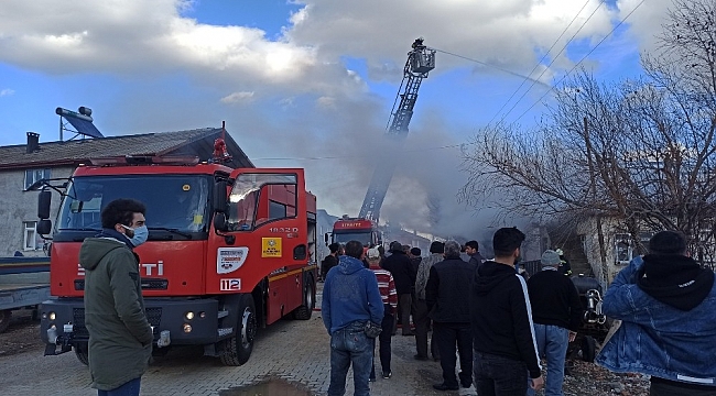Çatıda çıkan yangın eve sıçramadan söndürüldü
