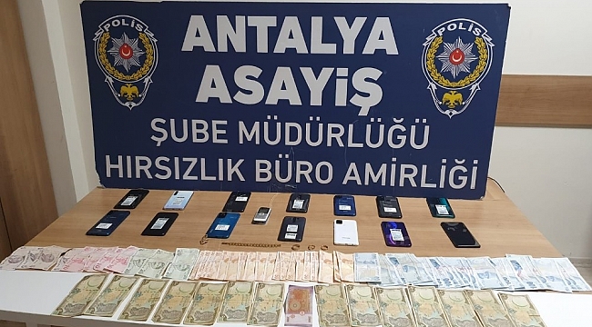 Çatıdan girip evi talan etti