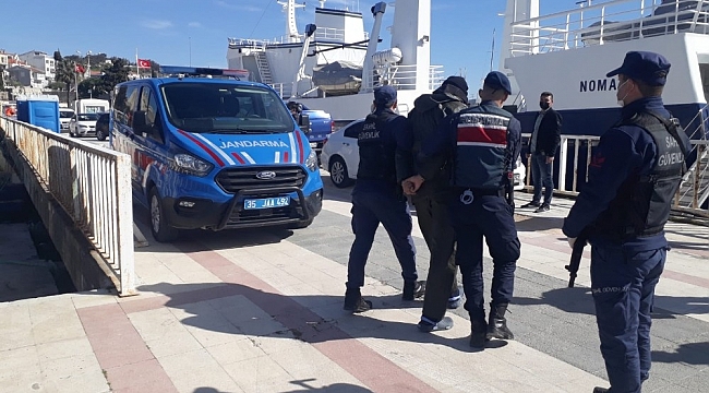 Çeşme'de yabancı bayraklı yatta 51 düzensiz göçmen yakalandı