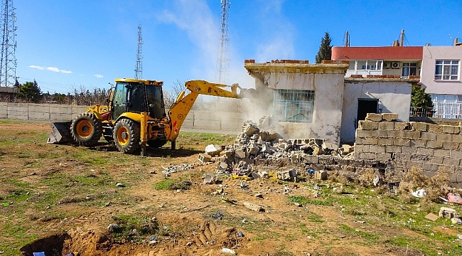Ceylanpınar'da 44 metruk yapı yıkıldı