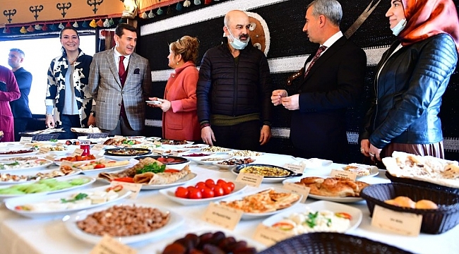 Çınar, 'kayısı çiçeği şenliği' davetlilerini Çırmıhtı'da ağırladı