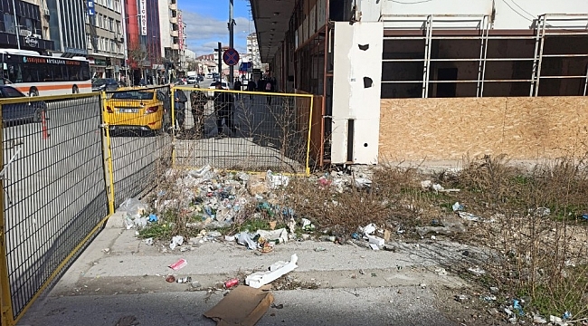 Çitle çevrili yer çöplük olarak kullanılıyor