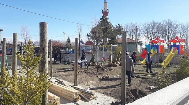 Çocuk parkına ağaç dikimi
