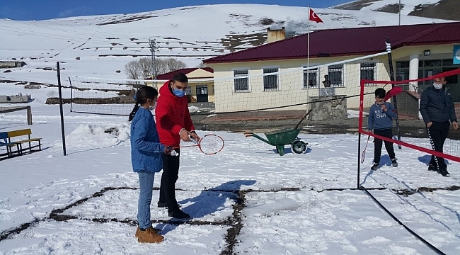 Çocuklar "Orda Bir Köy Var Uzakta" projesiyle ilk kez badminton ile tanıştı