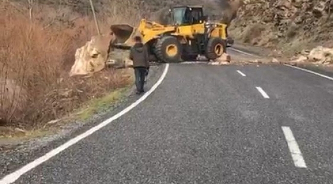 Çukurca yoluna inen kayalar temizlendi