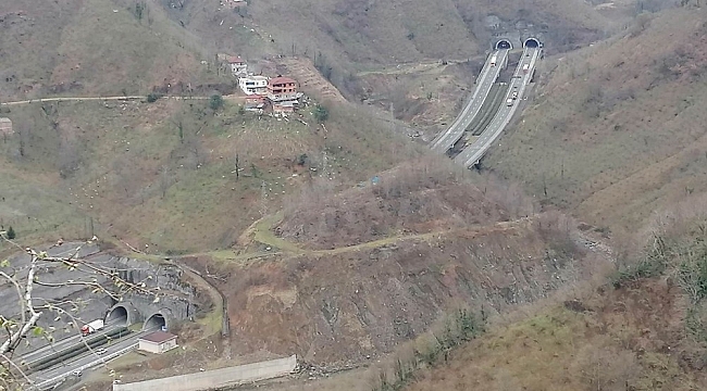 Dağların arasındaki otoban