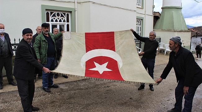 Dedelerinden kalan 300 yıllık bayrağa gözleri gibi bakıyorlar