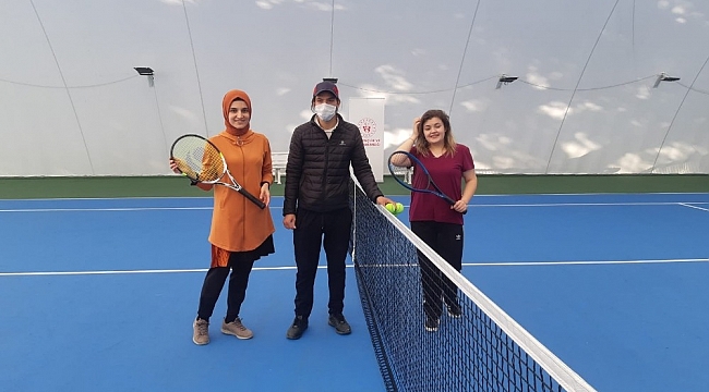 Demirci'de sağlık çalışanları tenis turnuvasında buluştu