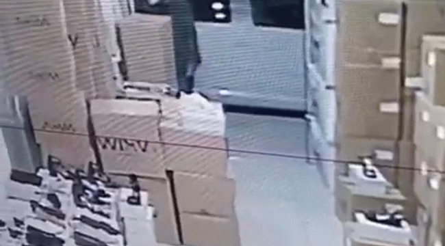 Depodan ayakkabı çalan hırsız kameralara yakalandı