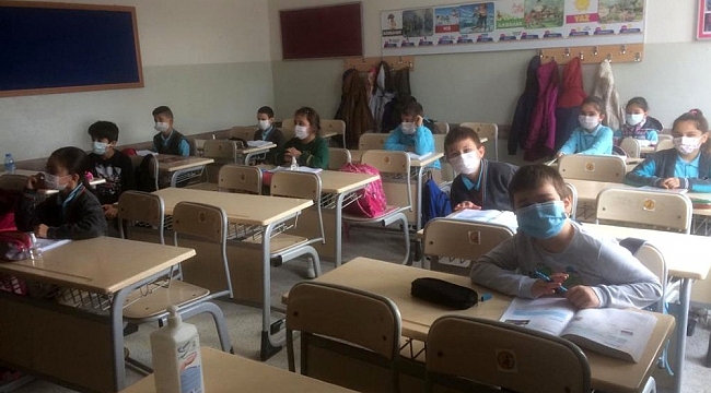 Depremde hasar gören okulda yüz yüze eğitim yeniden başladı