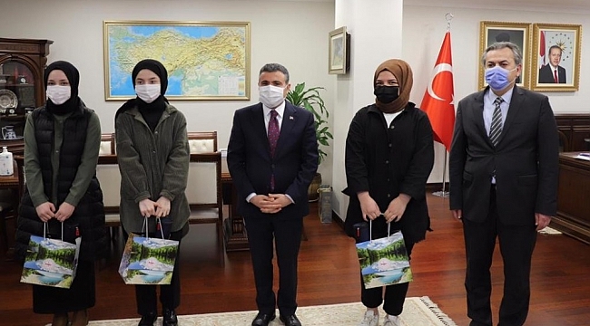 Dereceye giren öğrencilere Vali Atay'dan ödül