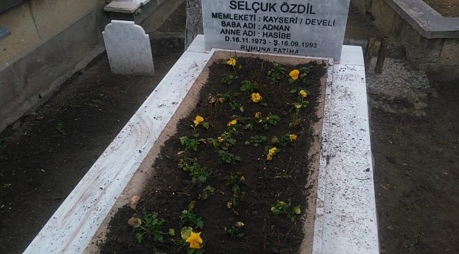 Develi'de ekipler şehit mezarlarını çiçeklerle süsledi
