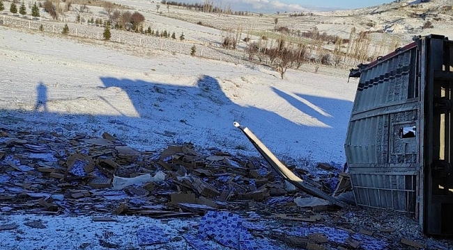 Devrilen tırdan tonlarca fayans tarlaya savruldu