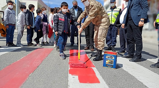 Dicle'de 'Yaya Önceliği Kırmızı Çizgimizdir' etkinliği düzenlendi
