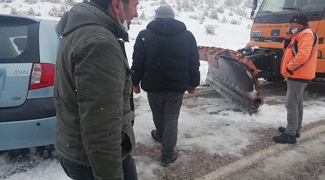 Direksiyon hakimiyetini kaybetti, kar küreme aracına çarptı