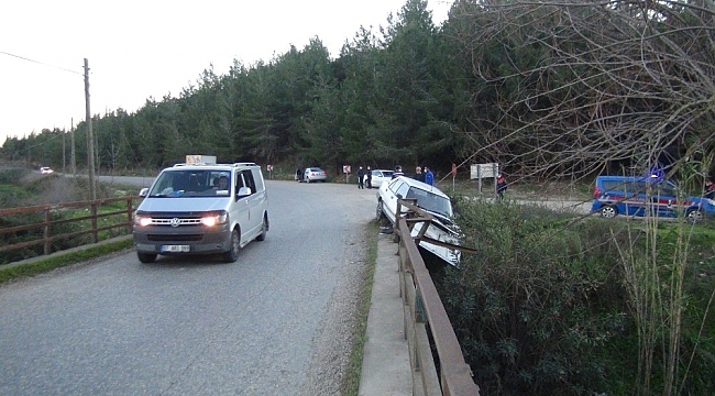 Direksiyon hakimiyetini kaybetti köprüde asılı kaldı