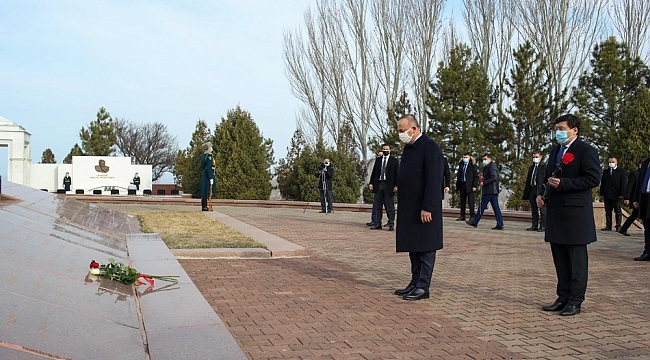 Dışişleri Bakanı Çavuşoğlu, Ata Beyit Anıtı'nı ziyaret etti
