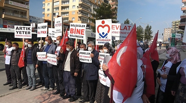 Diyarbakır'da evlat nöbetindeki aileler, 'Kahrolsun HDP ve PKK' sloganları ile yürüdü
