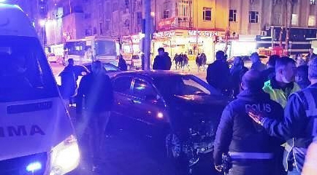 Diyarbakır'da otomobiller kafa kafaya çarpıştı: 4 yaralı