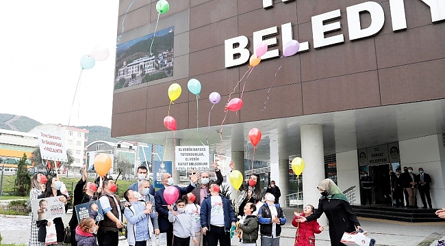 Down sendromlular için gökyüzüne renkli balonlar bırakıldı