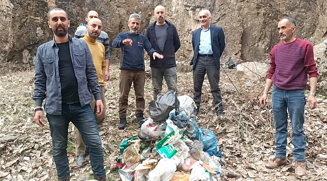 Duyarlı vatandaşlar piknik alanında çöp topladı