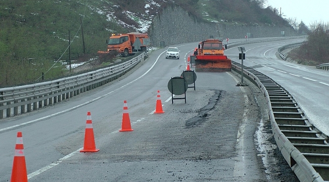 Düzce - Akçakoca karayolunda çökme meydana geldi