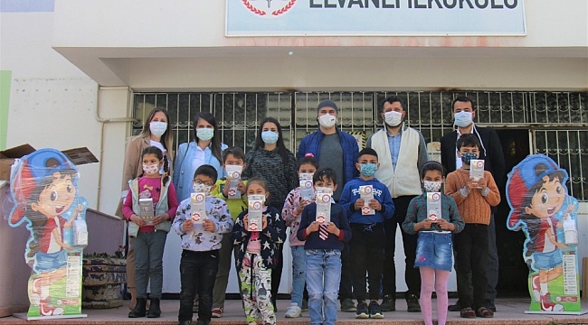 Eczacılardan öğrencilere maske ve dezenfektan desteği
