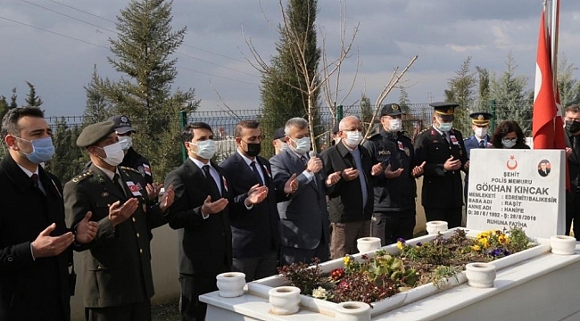 Edremit Şehitliği'nde 18 Mart Töreni