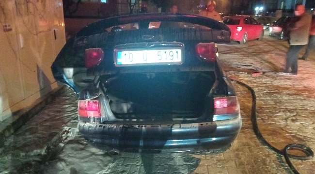 Edremit'te park halindeki araç yandı