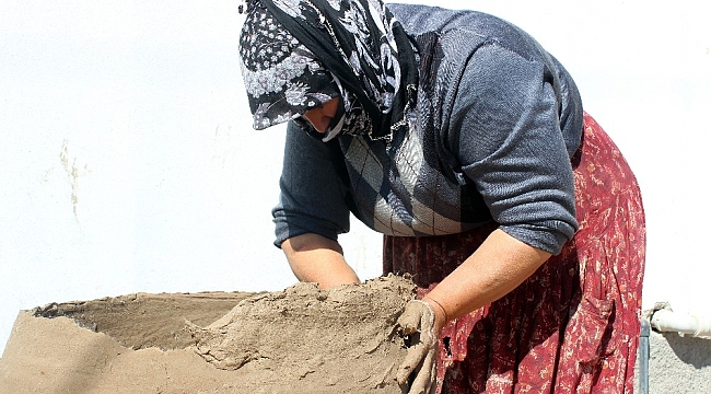 Ekmeğini çamurdan çıkartıyor