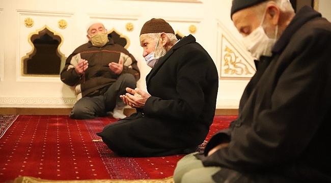 Elazığ'da 65 yaş üstünün sabah namazı mutluluğu