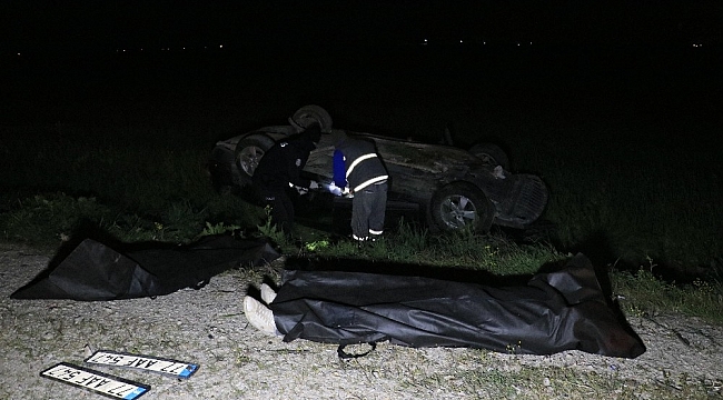Elektrik direğine çarpan otomobil tarlaya devrildi: 2 ölü