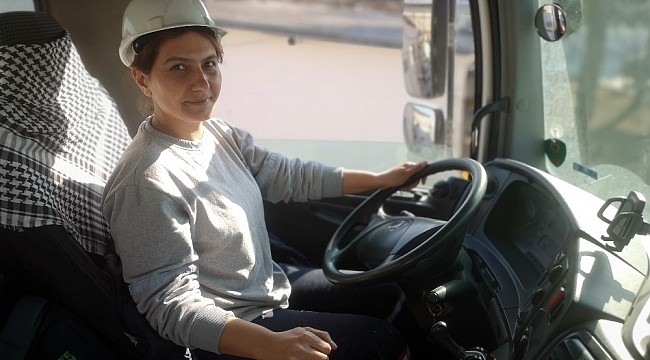 Elinin hamuru ile 12 tonluk beton mikseri kullanıyor