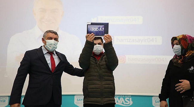 Engelli öğrencilere tablet hediye edildi