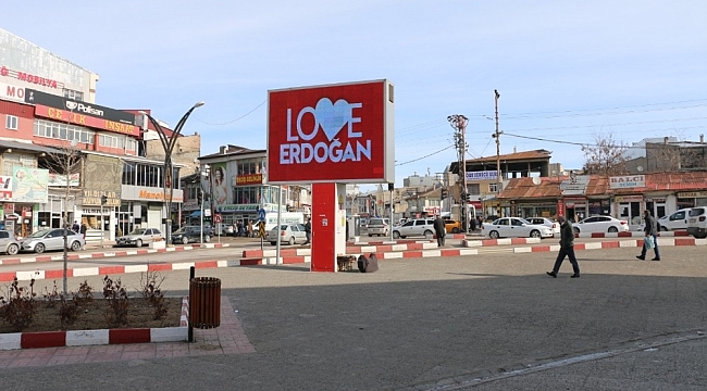 Erciş'de LED ekranlara yansıtılan "Love Erdoğan" görseline vatandaşlardan destek