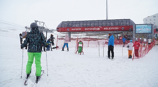 Erciyes Dağı'na mevsimin ilk karı yağdı