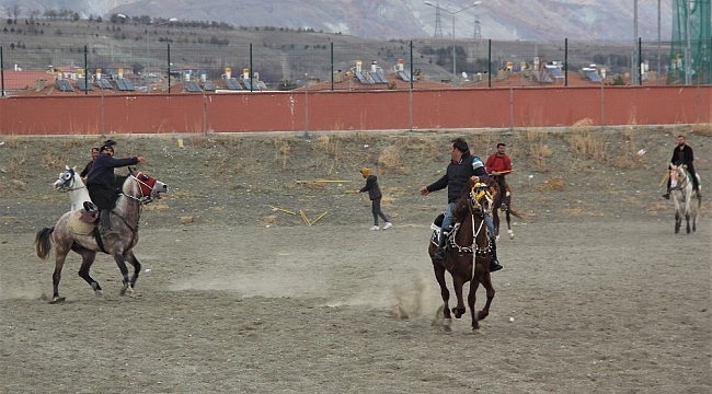 Erzincan'da atlı cirit heyecanı başladı