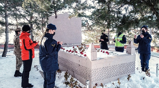 Erzurum'da görevli kadın jandarmalardan Nene Hatun'a ziyaret