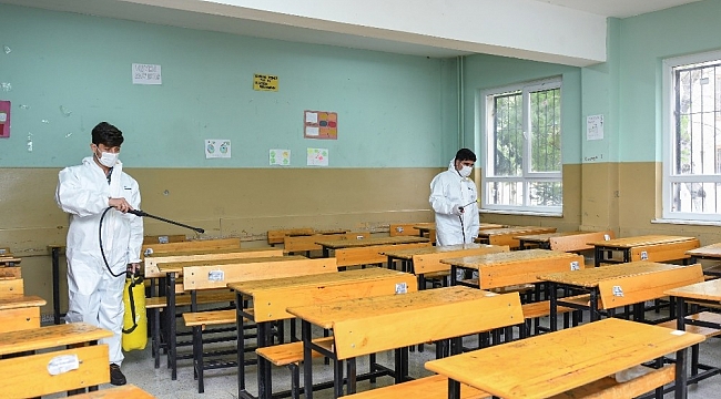 Esenyurt'ta okullar dezenfekte ediliyor