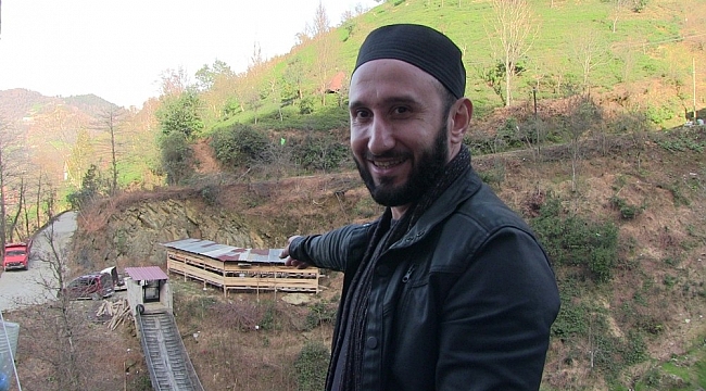 Evine demir kapılı asma köprüden geçilerek gidiliyor