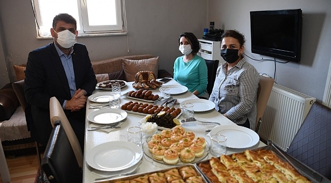Evini üretimhaneye çeviren ev hanımı belediye başkanını ağırladı