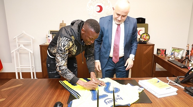 Fenerbahçeli golcü Mame Thiam'dan Kızılay'a işbirliği ziyareti