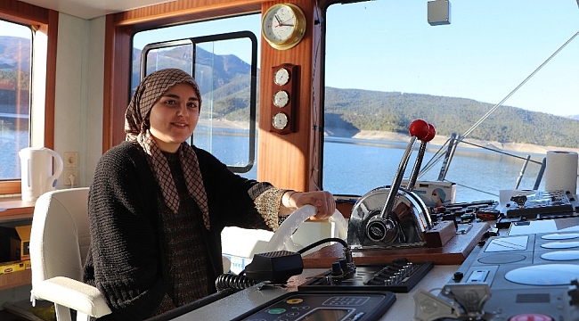 Feribot kullanan genç kız görenleri şaşırtıyor