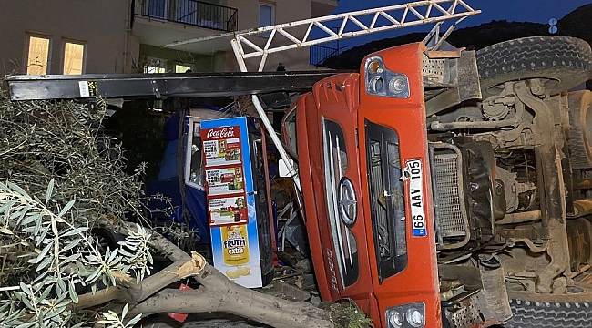 Fethiye'de Hafriyat Yüklü Kamyon Devrildi: 2 Yaralı
