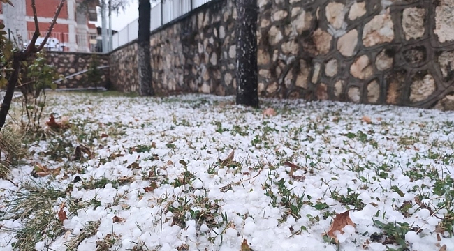 Fındık büyüklüğünde dolu yağdı, ilçe beyaza büründü