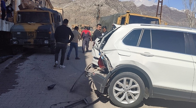 Freni boşalan gıda yüklü zırhlı araç park halindeki otomobile çarparak durdu