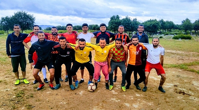 Futbol aşkıyla taşlı araziyi temizleyip sahaya dönüştürdüler
