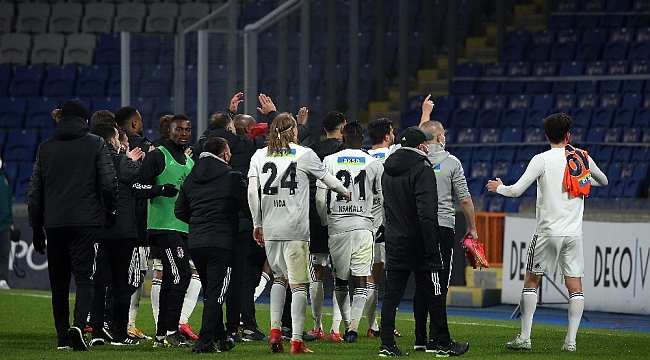 Futbolcular galibiyeti Sergen Yalçın'a armağan etti