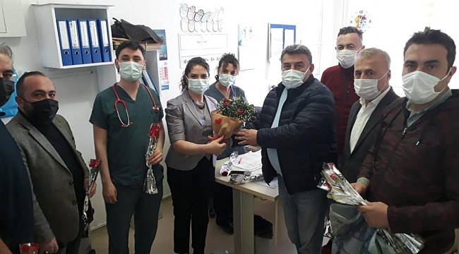 Gazeteciler, sağlık çalışanlarının bayramını kutladı