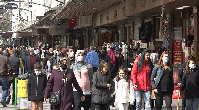 Gaziantep'te vaka sayısı artıyor çarşıda yoğunluk azalmıyor